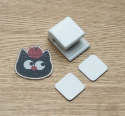 Character attachable non-perforated toothpaste rack